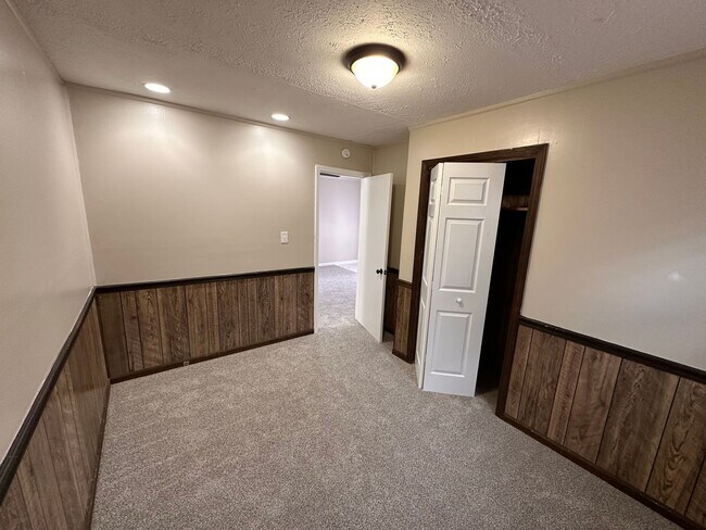 Building Photo - 4 bed 2 full bath home located in very desirable Irvington.