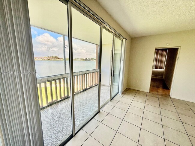 Building Photo - 1591 NE Miami Gardens Dr