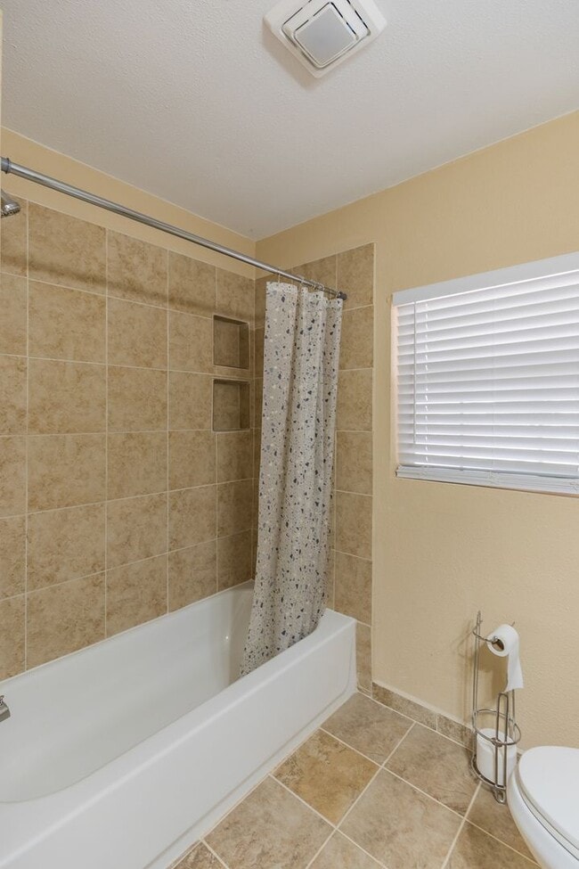 Building Photo - Cozy 3 Bed 2 Bath Home - Pets on Owner App...