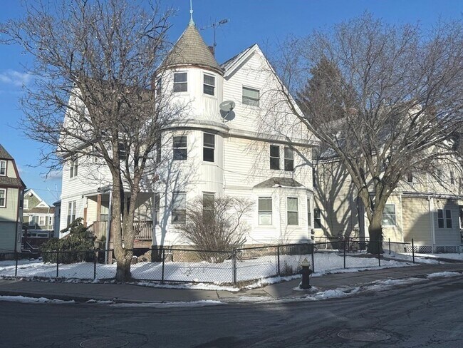 Building Photo - Four bedroom Two bath near BU