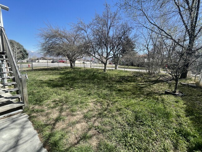 Building Photo - Spacious 6-Bed Oasis with Finished Basement & Cozy Fireplace.