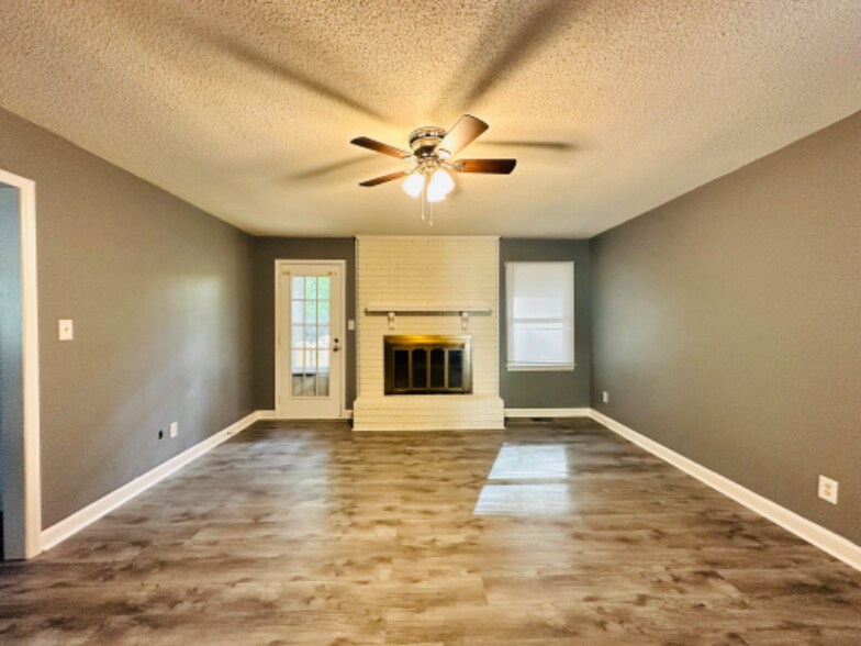 Building Photo - 712 Lancelot Dr