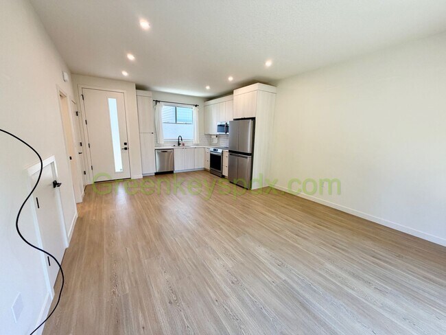 Building Photo - Newer 2-Bedroom, 1.5-Bathroom Townhome for Rent in SE Portland with Private Patio in Walkable Loc...