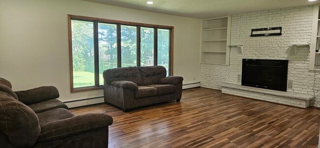 Building Photo - Large Rambler with 5 bedrooms, 2 baths wit...