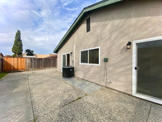 Building Photo - Beautifully Remodeled 3-Bedroom Home for Rent! - Northgate Neighborhood of Fremont!