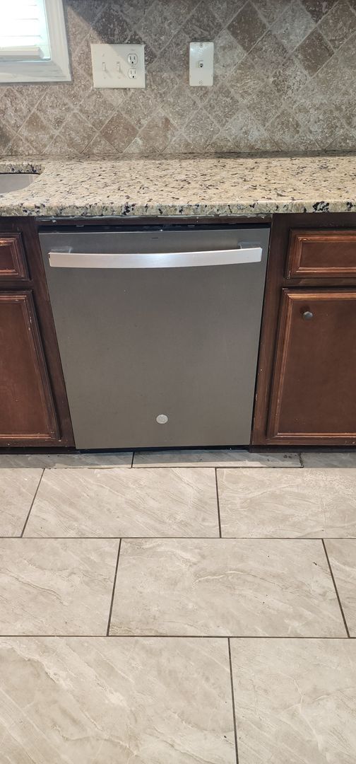 Building Photo - "NEW LOWER PRICE" LOVELY TWO-STORY W/ 5 BEDS, 3 FULL BATHS. LOCATED IN A GREAT NEIGHBORHOOD