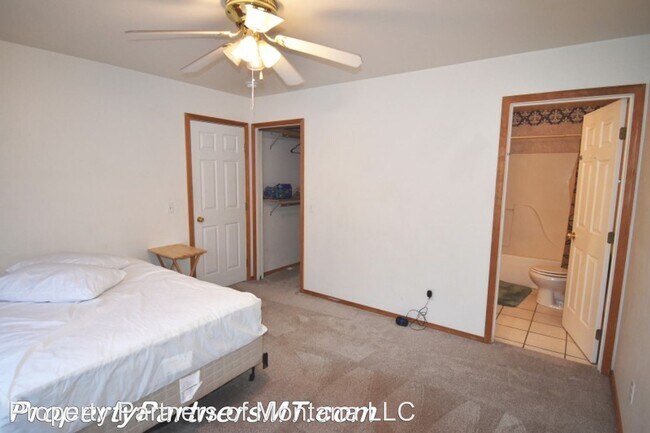 Building Photo - 204 Show Pl