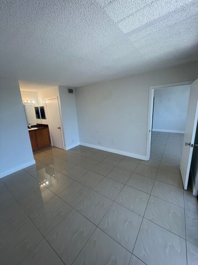 Building Photo - 708 Executive Center Dr