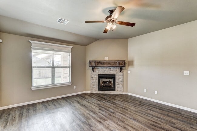 Building Photo - NEWER HOME IN MUSTANG SCHOOL DISTRICT AVAI...