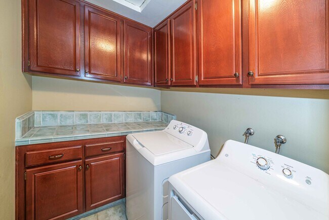 Building Photo - **$1,000 Off Second Month’s Rent!** Modern...
