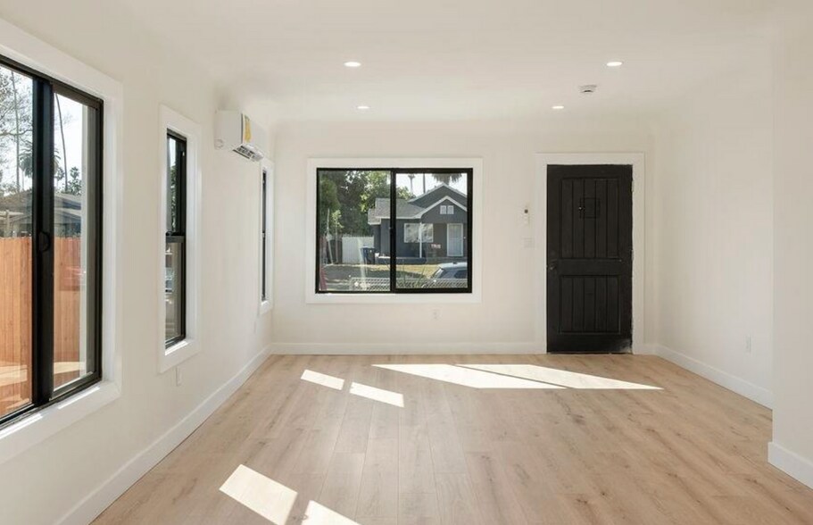 Building Photo - 5166 S Manhattan Pl