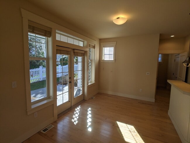 Building Photo - Very nice 2 bed, 2 bath, 1 car garage in S...