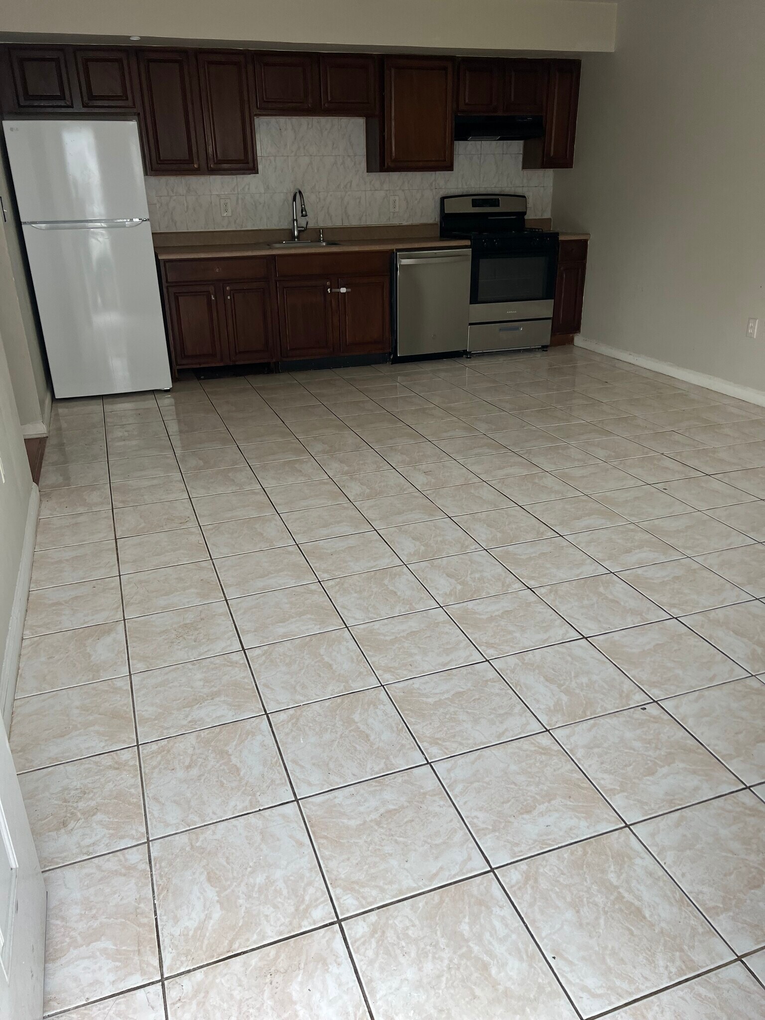 The apartment is a 3 bedrooms , washing room, Kitchen and Living room, central heat, air. - 101 Parker St