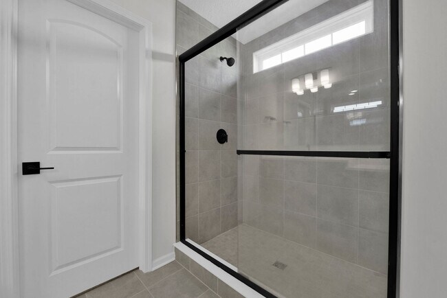 Building Photo - High End-New Build 5 Bed Home Plain City