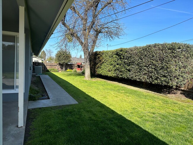 Building Photo - Well maintained home for rent in Visalia