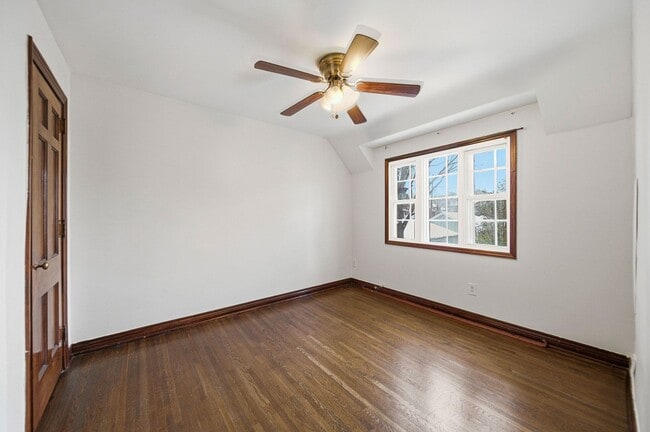 Building Photo - 2 Bedroom, 2 Bath Townhome located directly across from Franklin Park Conservatory