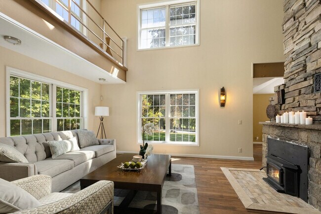 Building Photo - 338 Clove Rd