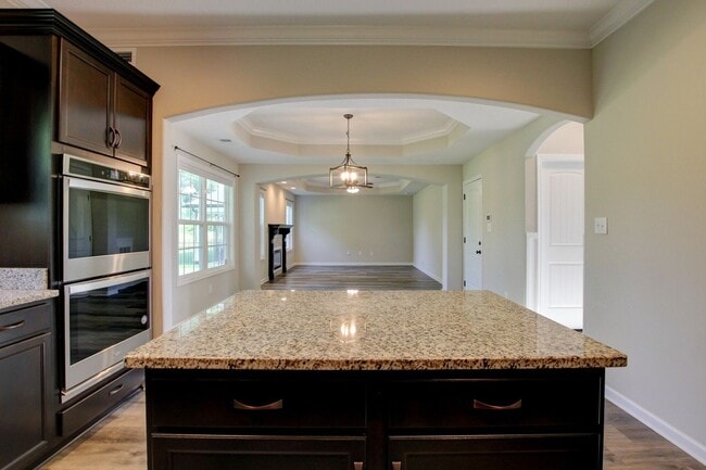 Building Photo - Huge 5 bed 3 ba.  Gorgeous House Near Post...