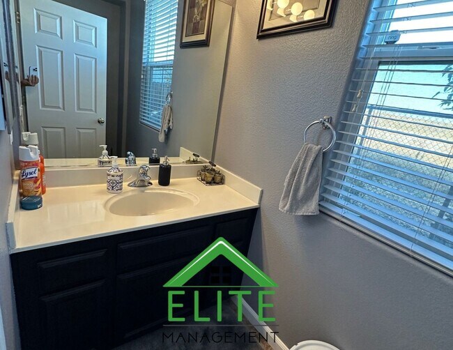 Building Photo - Beautiful 3-Bedroom Home in Desirable Nort...