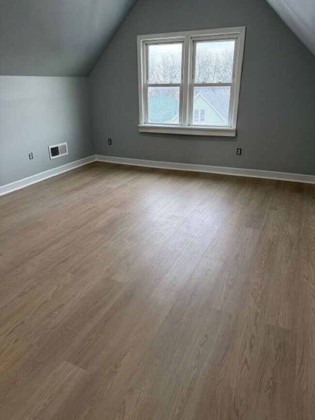 Building Photo - Newly Renovated 3-Bedroom Upper Duplex – Brand New Everything!