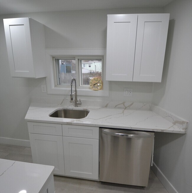 Building Photo - 15 Avalon St