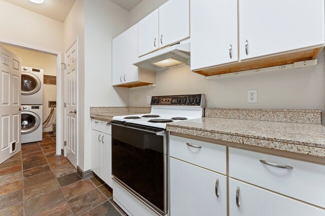 Building Photo - 3-bedroom 2 bath condo with a balcony in s...