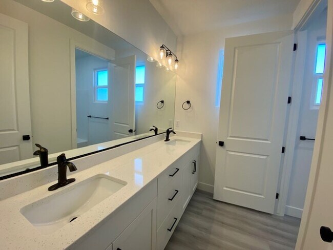 Building Photo - SPACIOUS HOME FOR RENT!