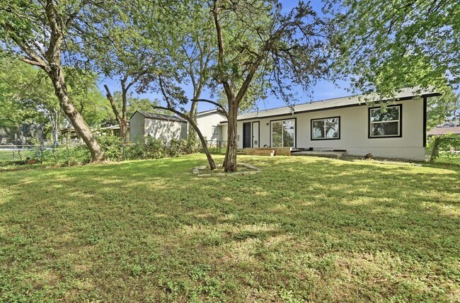 Building Photo - 2313 Lakehurst Dr