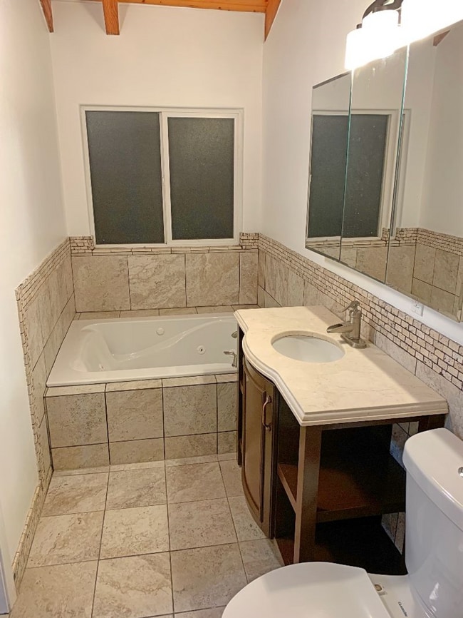 Building Photo - Beautiful Oceanfront 3 Bedroom Unit on Kal...