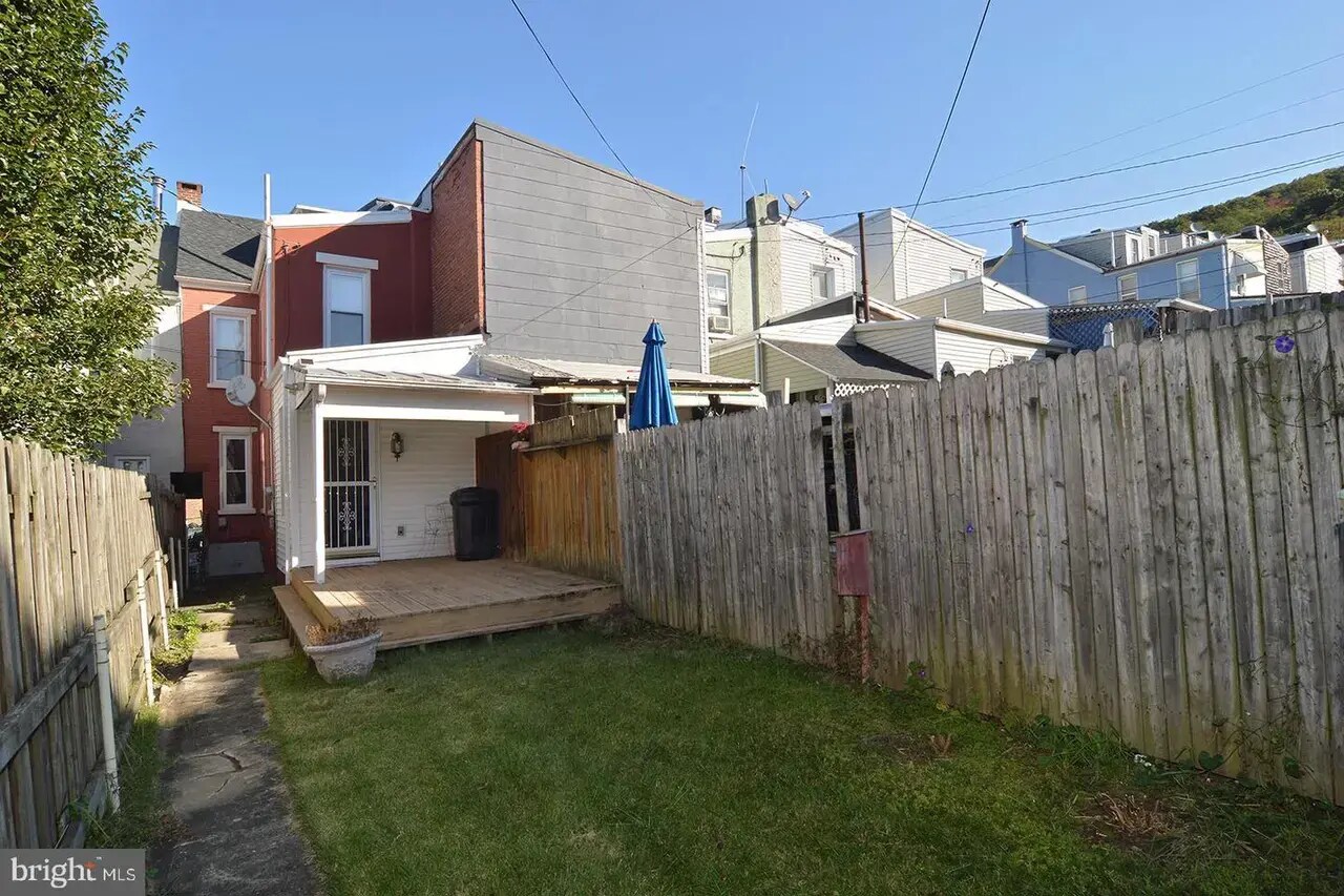 Yard with deck - 1314 Green St