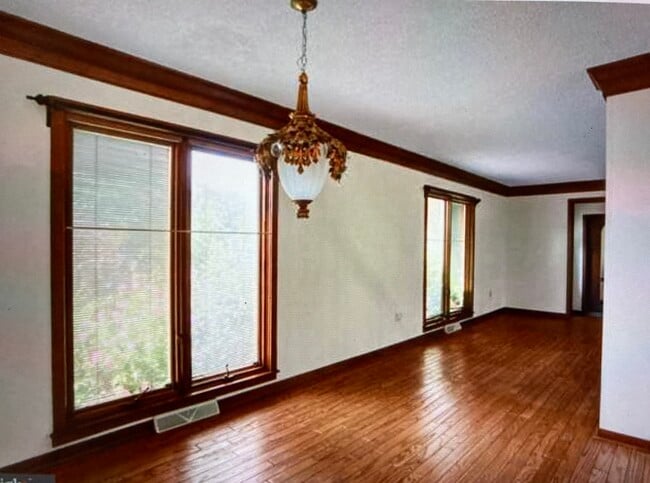 Building Photo - 418 W Oak St