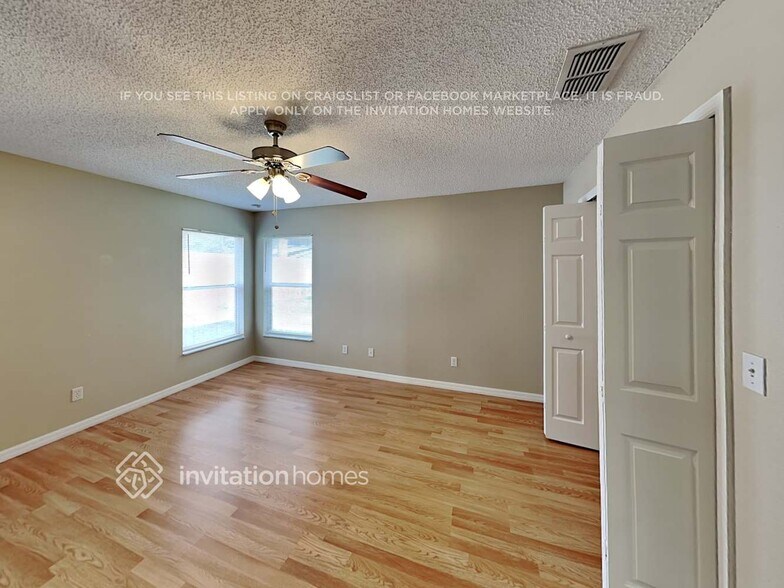 Building Photo - 1047 Lakeview Oaks Dr