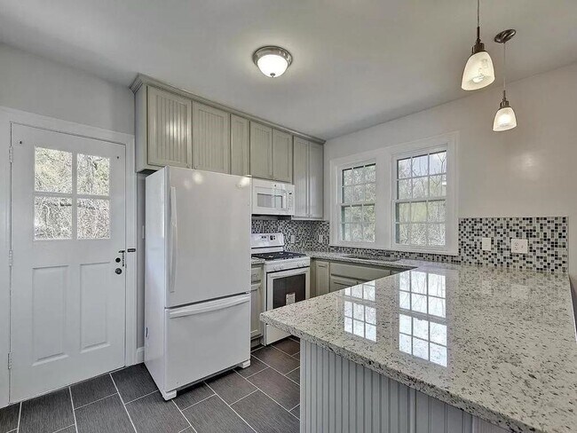 Primary Photo - Remodeled 6 Bedroom Walking Distance to UT