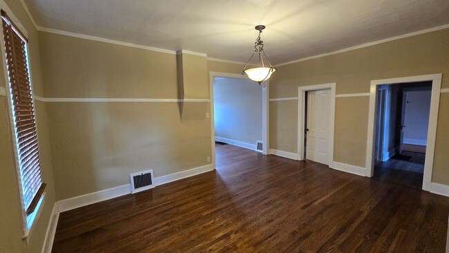 Building Photo - PET FRIENDLY 3 BEDROOM, 2 BATHROOM, DOWNTO...