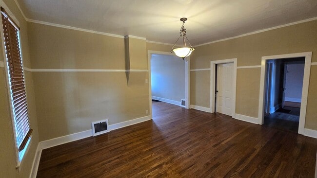 Building Photo - PET FRIENDLY 3 BEDROOM, 2 BATHROOM, DOWNTOWN LOCATION!