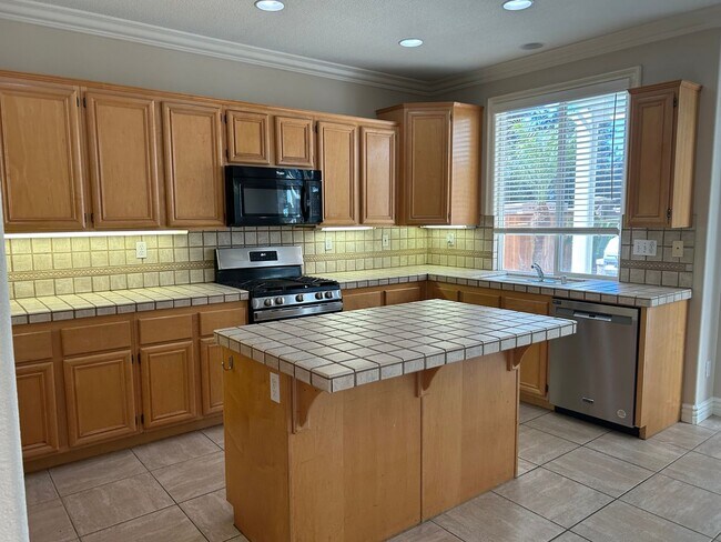 Building Photo - Central Temecula Home