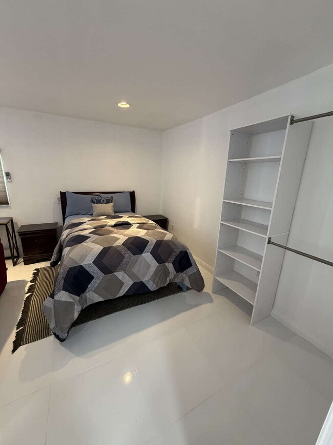 Building Photo - Modern & Stylish Private Garage Studio