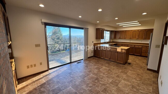 Building Photo - 3 BD I 3.5 BA Home - Separate Living Areas