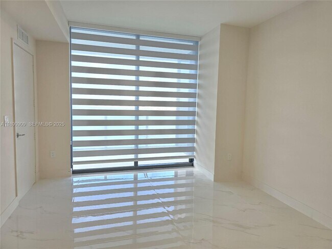 Building Photo - 700 NE 24th St