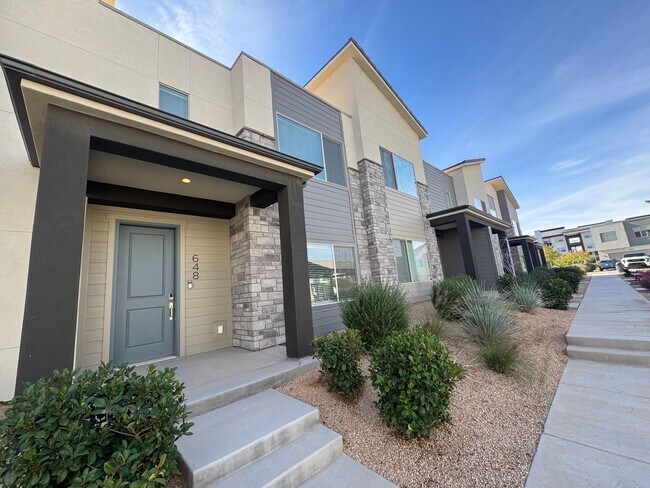 Building Photo - Desert Color Townhome!