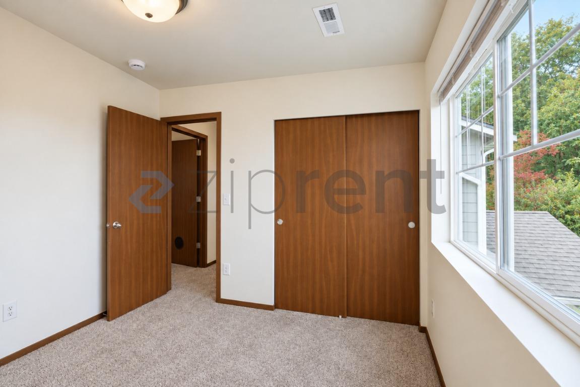 Building Photo - Unit