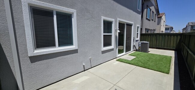 Building Photo - Lathrop - Gorgeous 5 Bedroom 3 Bathroom Home