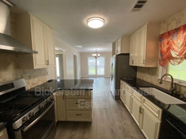 Building Photo - 220 Saddlebrook Trail