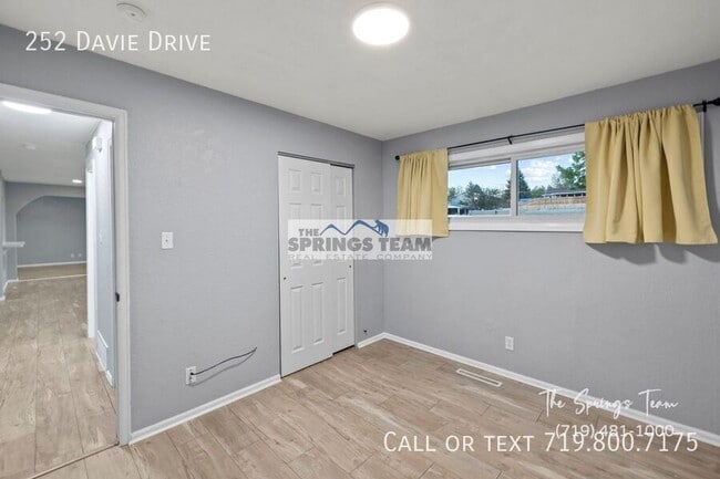 Building Photo - 252 Davie Dr