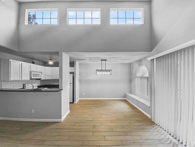 Building Photo - Lovely 3 Bedroom Condo! First 2 weeks free, Will be available May 1st