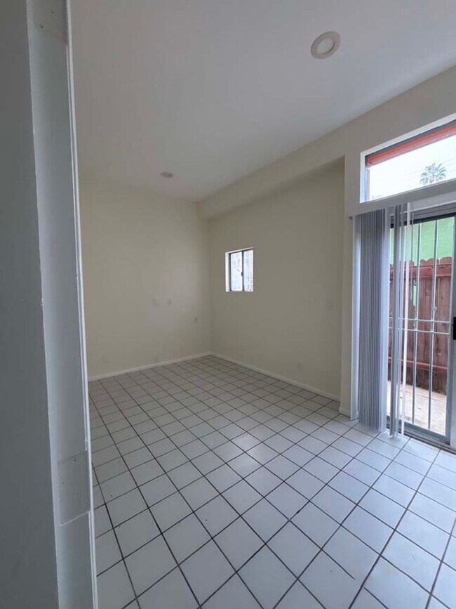 Building Photo - 915 Broadway St