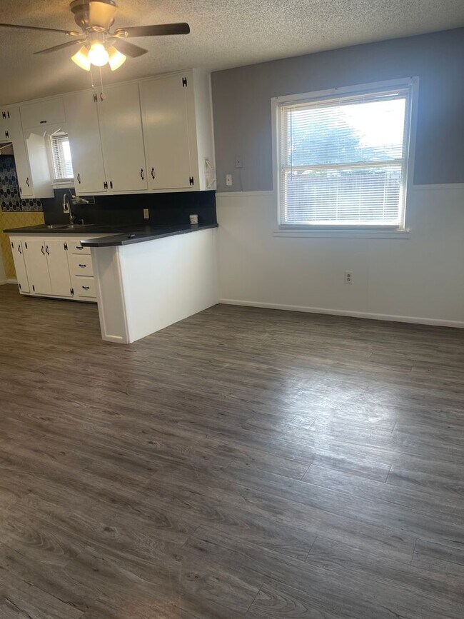 Building Photo - Move in Special! $200 off First Month! Adorable 2 Bedroom with 2 Car Garage Close to Hospitals an...
