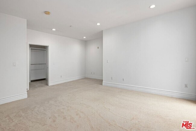 Building Photo - 1337 Wellesley Ave