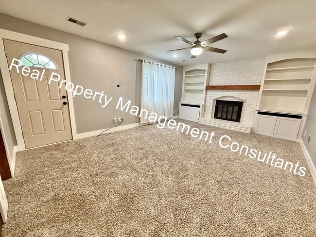 Building Photo - Spacious 4 Bedroom Home with Modern Comforts