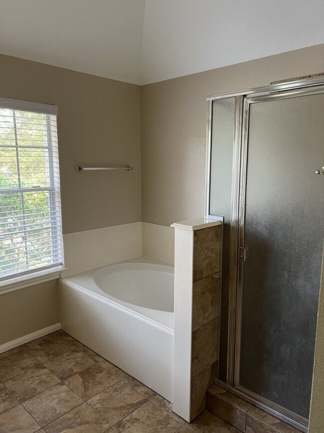 Building Photo - 374 Lake View Dr